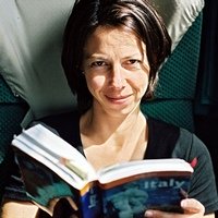 Девушка читающая книгу