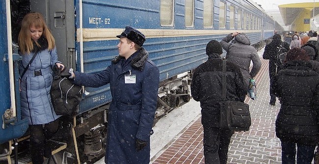 Проводник забирает билет